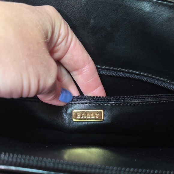 Bally Vintage Black Leather Shoulder Bag with Glossy Finish - Picture 6 of 8